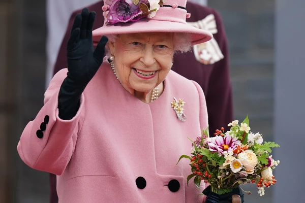 La reina Isabel será enterrada con solo dos joyas pendientes de perlas
