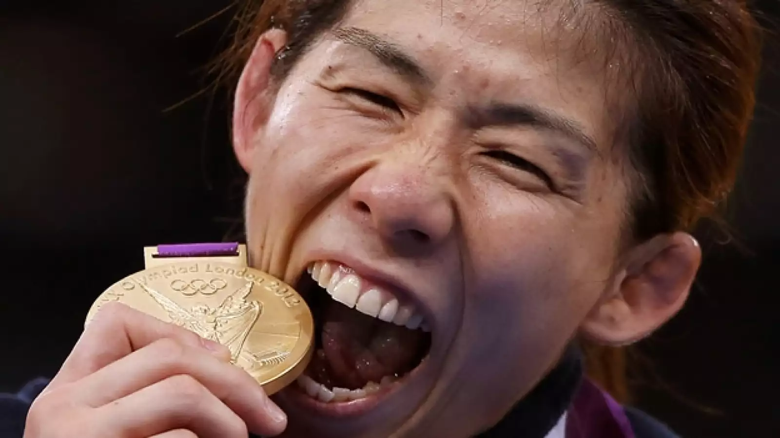 morder_medalla_saori_yoshida
