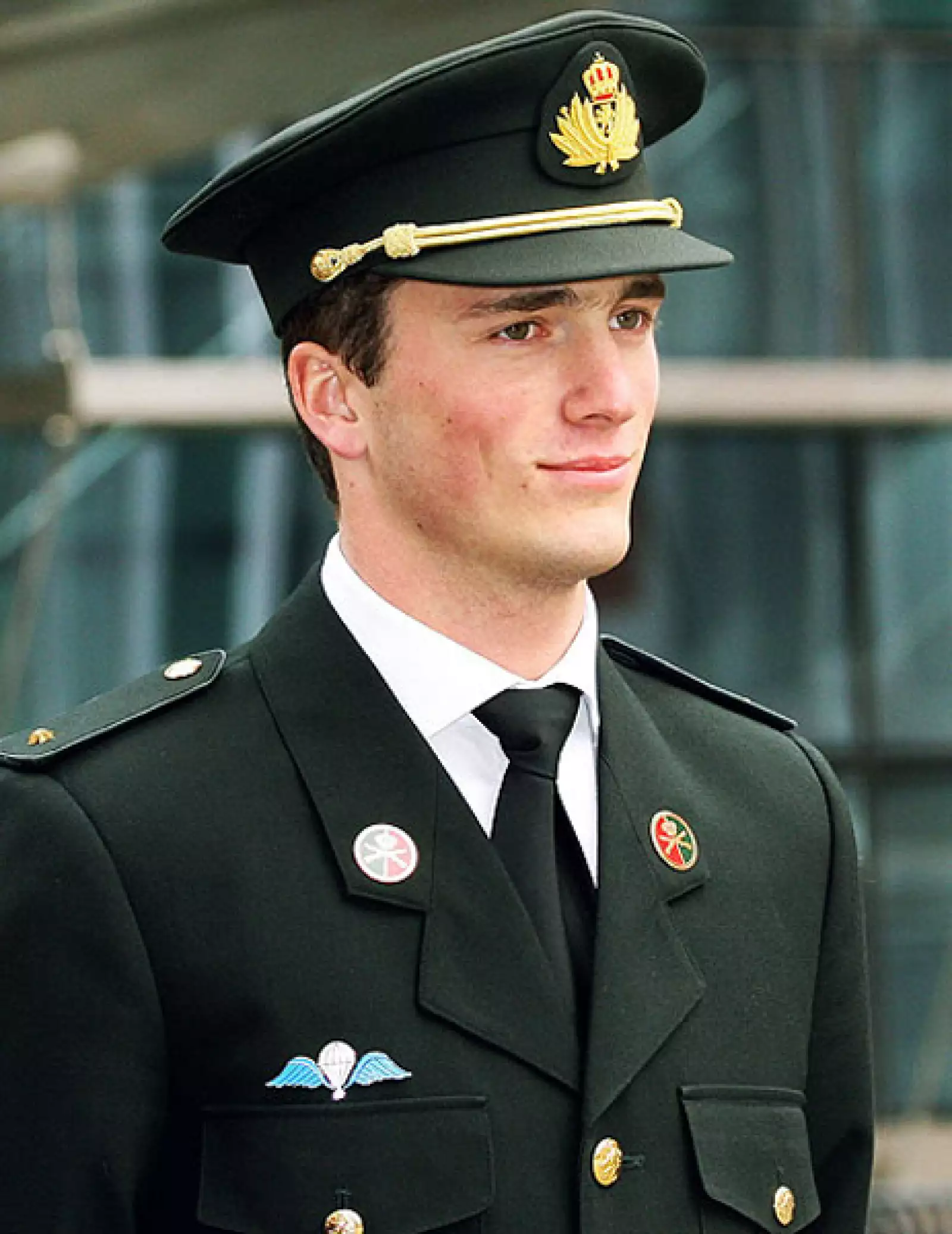 Uno de los mejores partidos de Europa es el príncipe Amedeo de 26 años quien es egresado de la London School of Economics y ha cumplido con todos sus deberes militares además es parte de un equipo de Rugby.