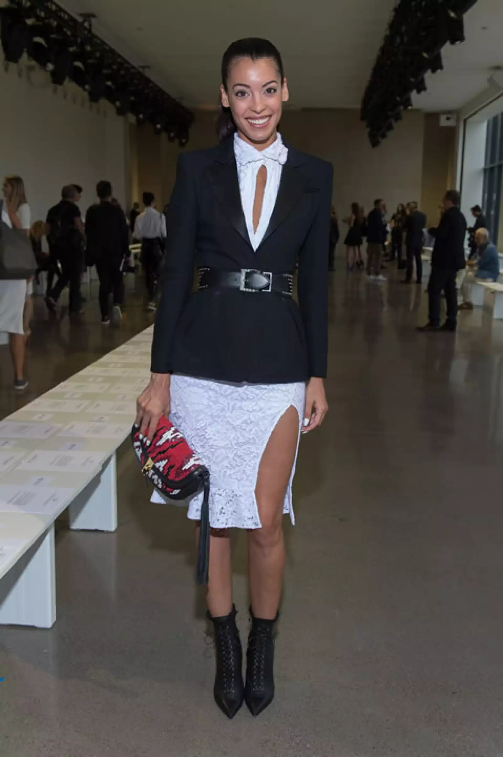 Stephanie Sigman en un look de Altuzarra.