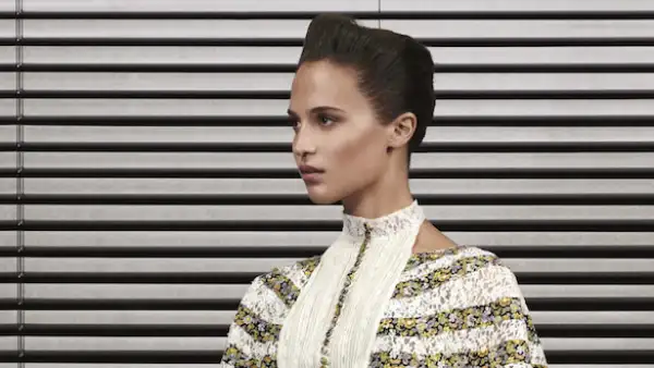 Alicia Vikander amiga de la marca, en la colección Pre-Fall 