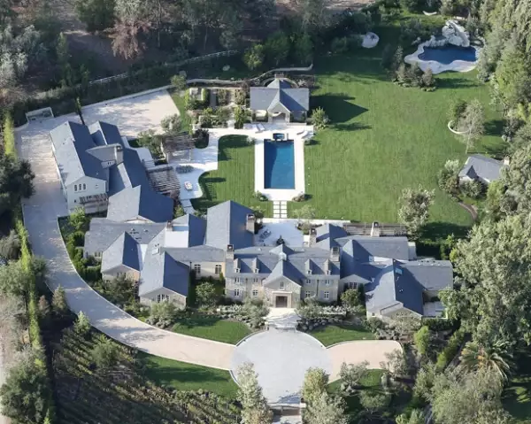 De adquirirla, Kim y Kanye tendrían la casa más lujosa de su vecindario.