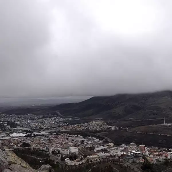 Una vista panorámica de la ciudad de Zacatecas muestra un cielo gris sin asomo del astro rey