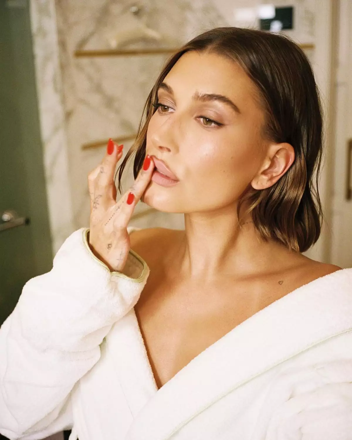 hailey bieber en su rutina para el cuidado de la piel