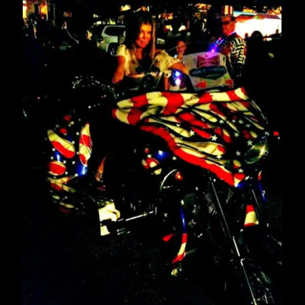 Fergie bromeó subiendose a una moto.