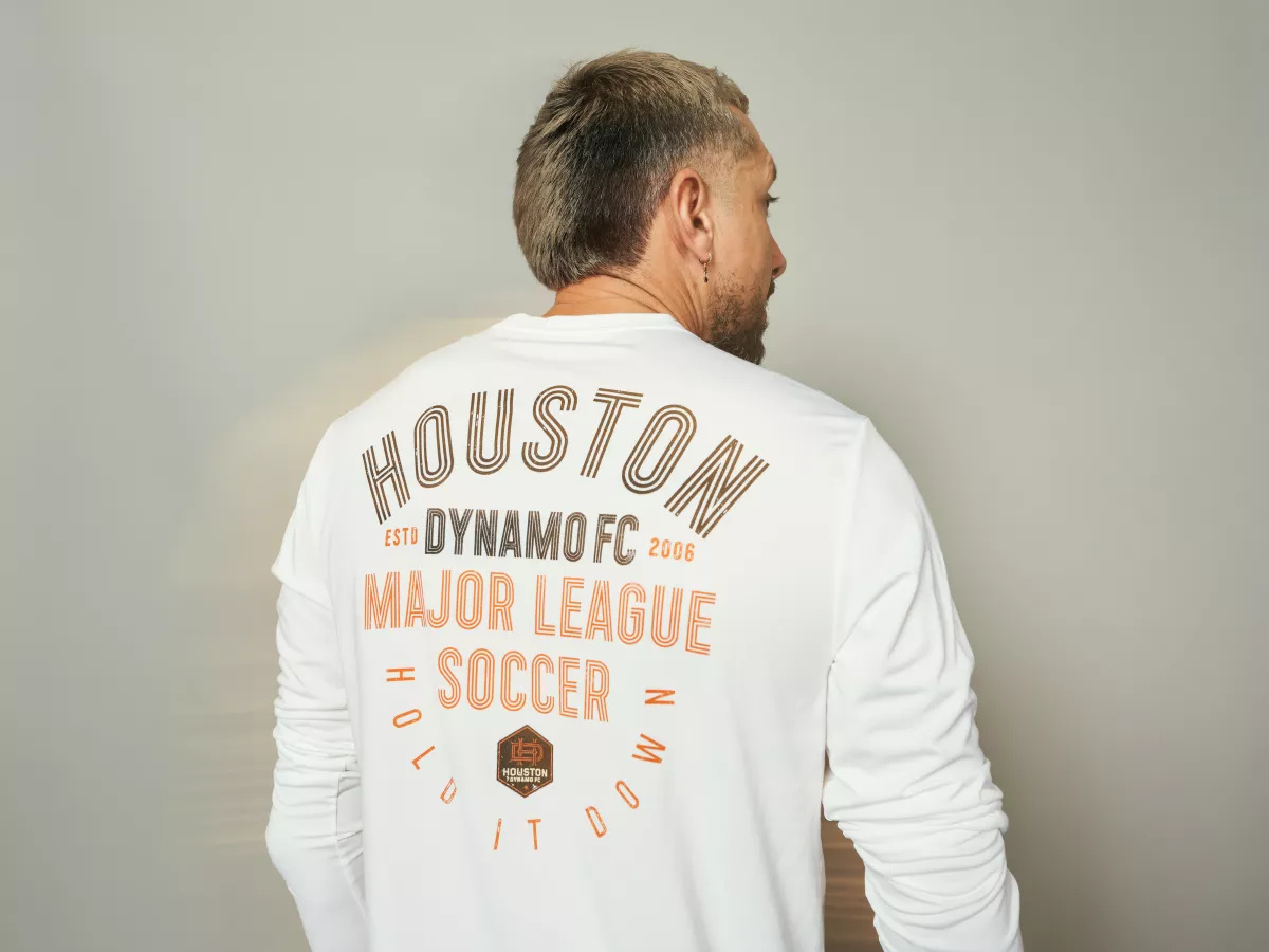 Foto del futbolista Héctor Herrera con su uniforme del Houston Dynamo FC de la Major League Soccer de Estados Unidos.