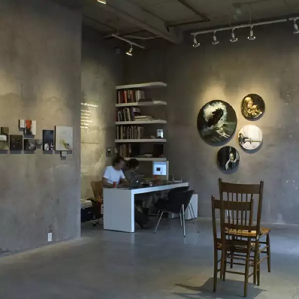 Apoya la carrera de artistas emergentes y ofrece espacio para vincular al público con el arte exhibido.