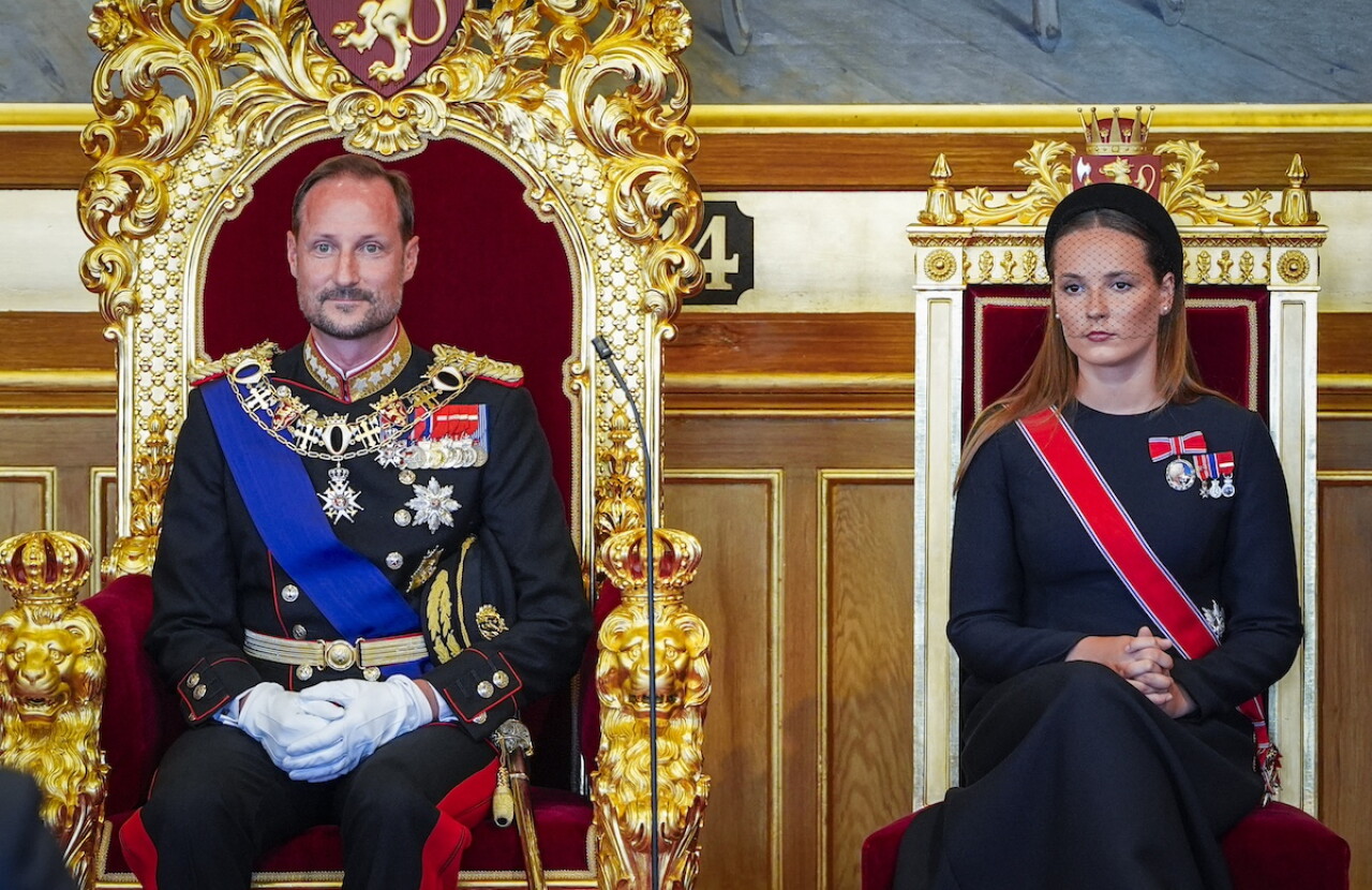 Haakon VIII jura como el rey de Noruega sin Mette-Marit: la ausencia de la reina eclipsa su gran día