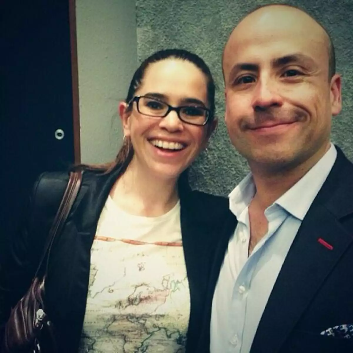 Ricardo Cucamonga, creador de Cindy la Regia, acompañado por Yuriria Sierra