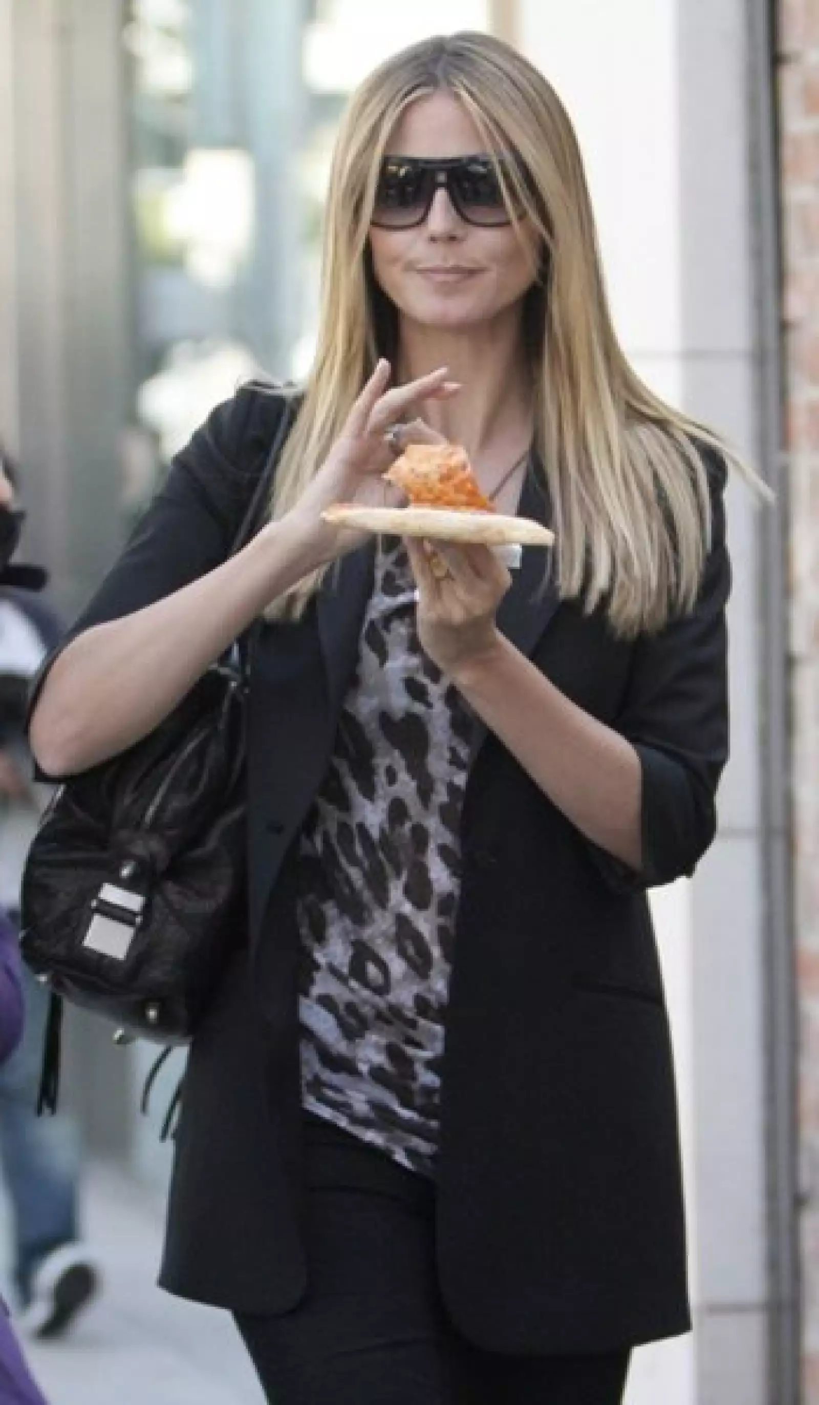 Recién acabada de dar a luz y de recuperar su esbelta figura, Heidi Klum puede presumir de poder comer pizza sin temor a subir de peso.