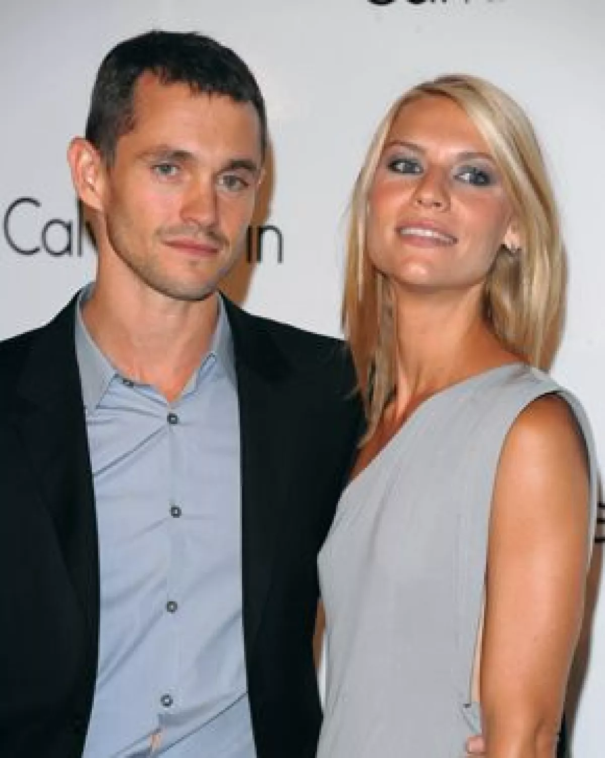 Su novio, el actor Hugh Dancy, le dio el anillo hace unos días, un representante de la pareja confirmó la noticia a People.