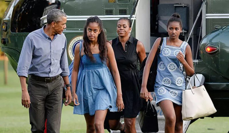 Malia Obama ha sido captada en lo que parece una fiesta entre jóvenes universitarios y donde según testigos, se le vio tomando bebidas alcohólicas.