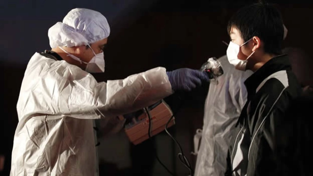 Un oficial revisa los niveles de radioactividad en Fukushima