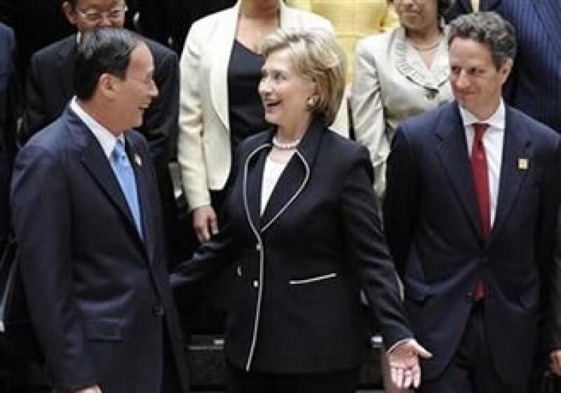 Tim Geithner (der.) y Hillary Clinton (centro), saludan al vice premier chino, Wang Qishan. (Foto: Reuters)