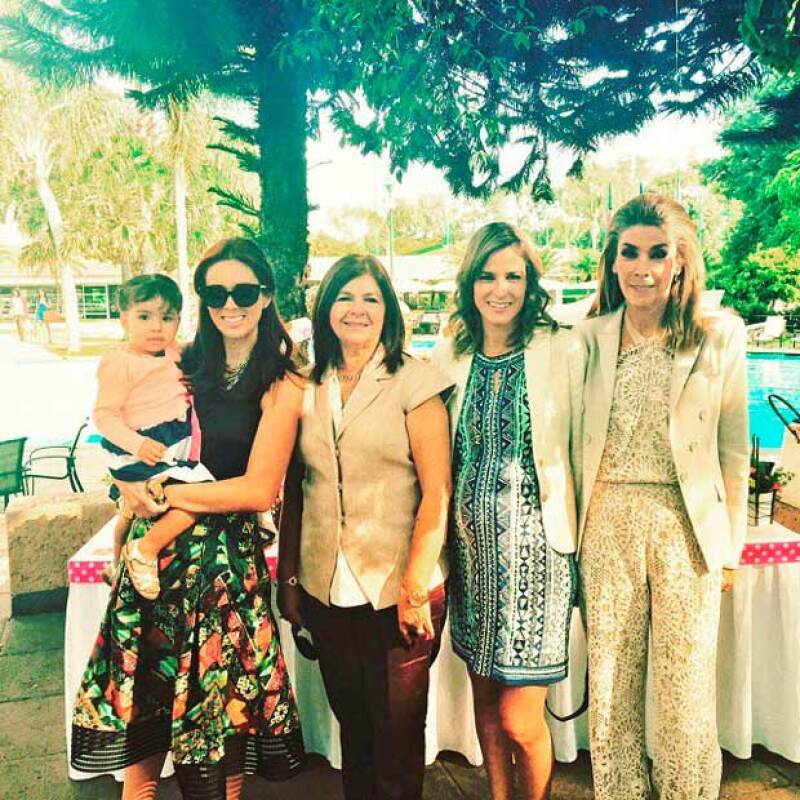 Jacqueline Van-Hoorde fue una de las encargadas de ayudar para la realización del evento, el cual reunió no solo a la familia, sino también a las amigas cercanas.