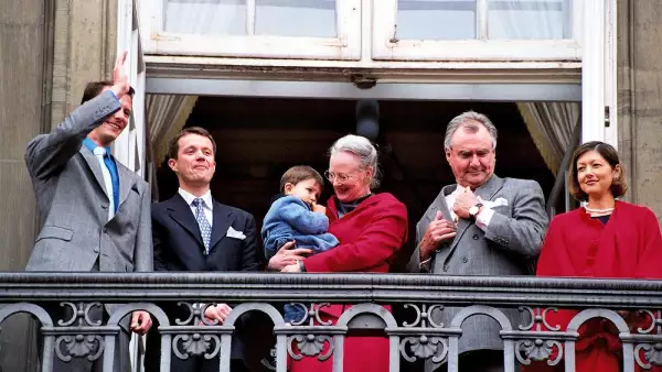 Príncipe Joaquín, príncipe Federico, reina Margarita, príncipe Nicolás, príncipe Henrik y Alexndra Manler
