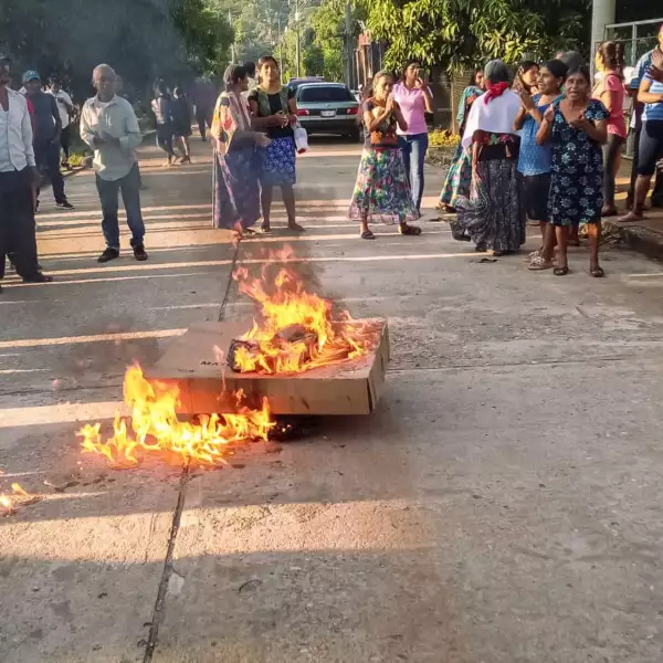 Pobladores de San Juan Guichicovi quemaron material electoral en protesta de que la ayuda no les llega tras el paso del huracán Agatha pero si la paqueteria para las elecciones.