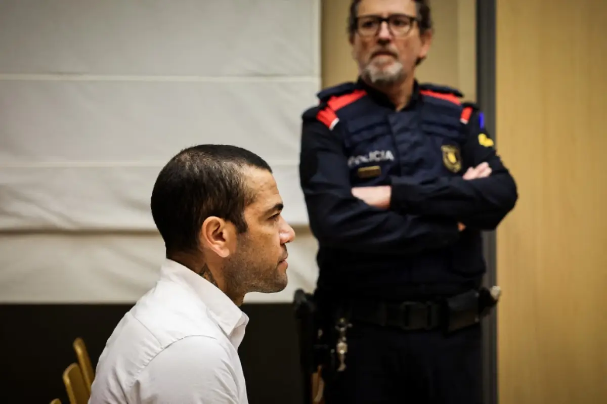 Foto del futbolista Dani Alves durante el juicio en Barcelona, donde fue hallado culpable de violación.