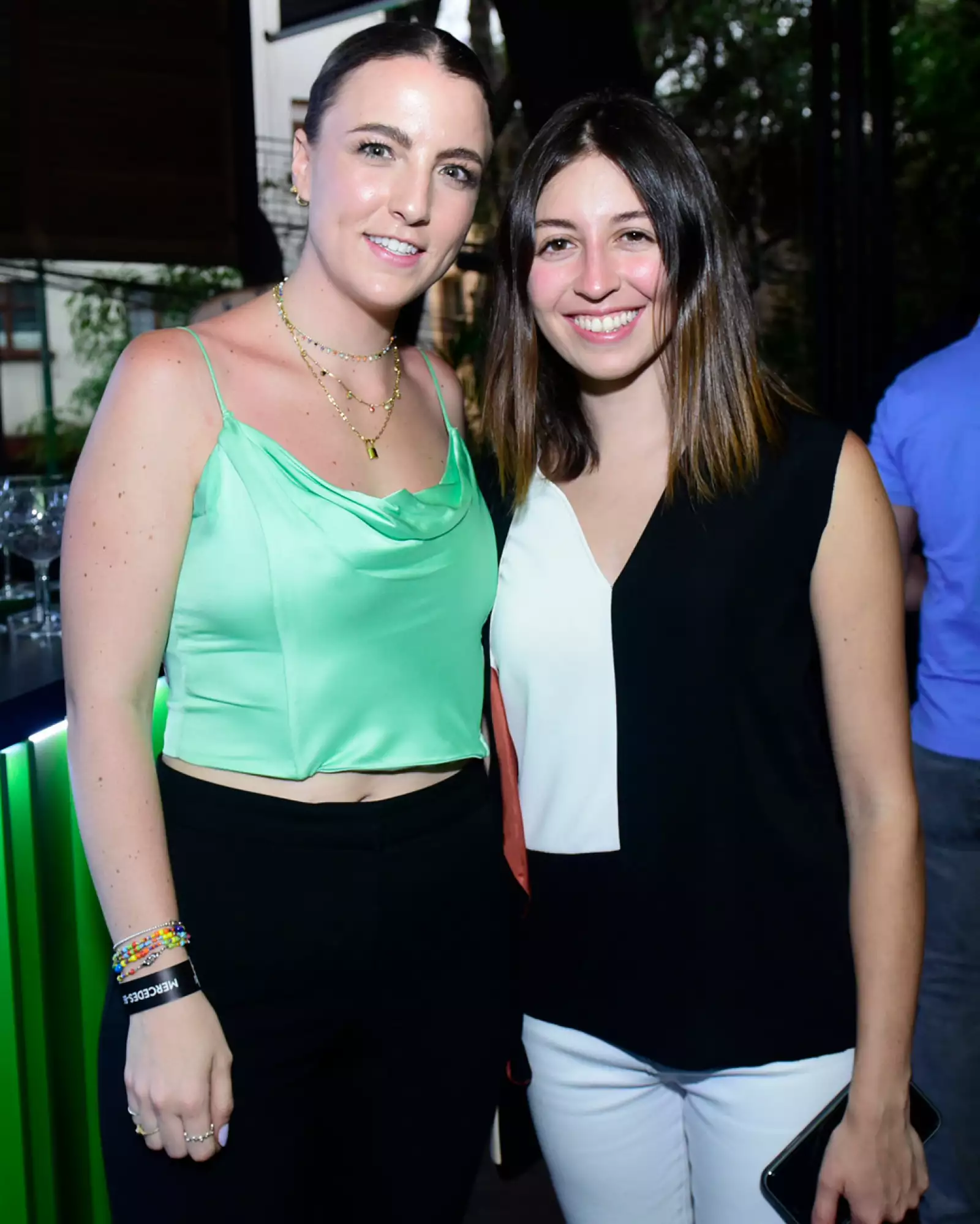 Ceci Pfeiffer y Sofía Cortina posan sonriendo