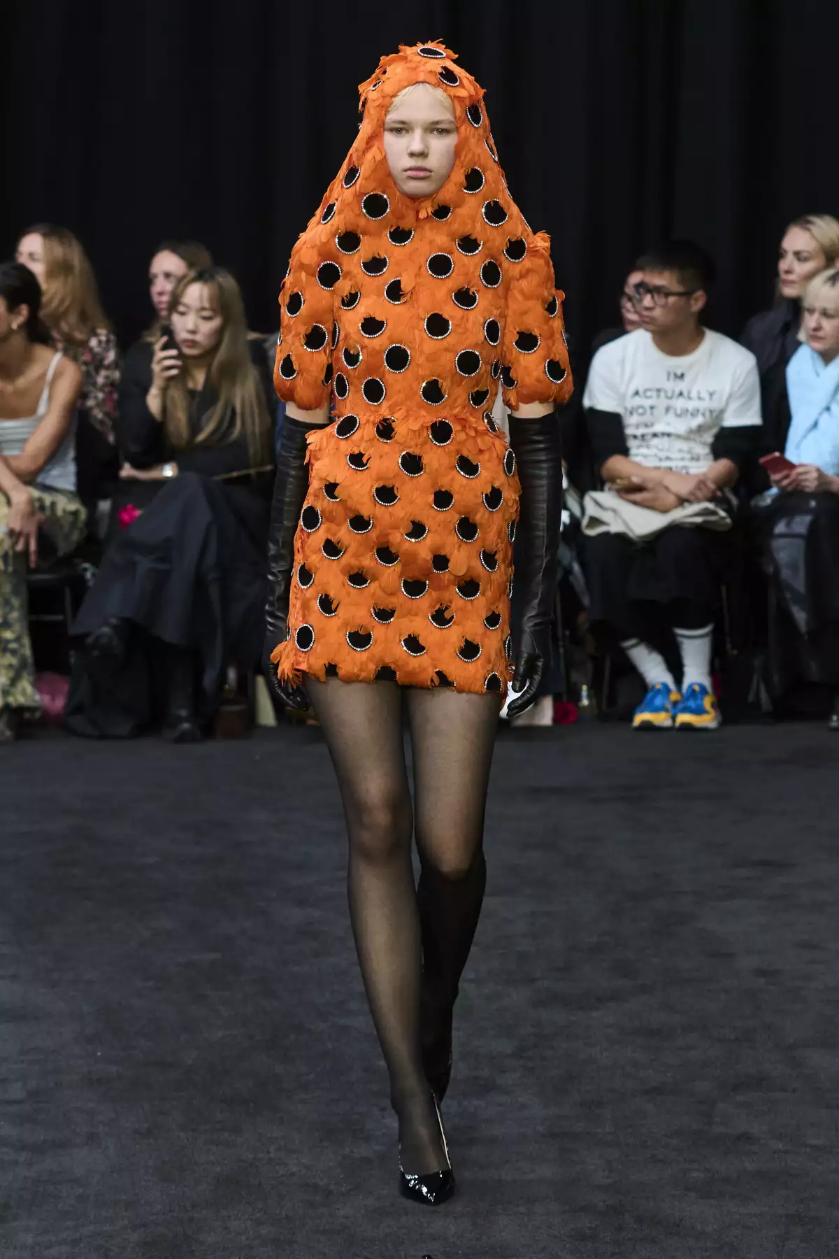 Richard Quinn le dedica su desfile a la reina Isabel II en London