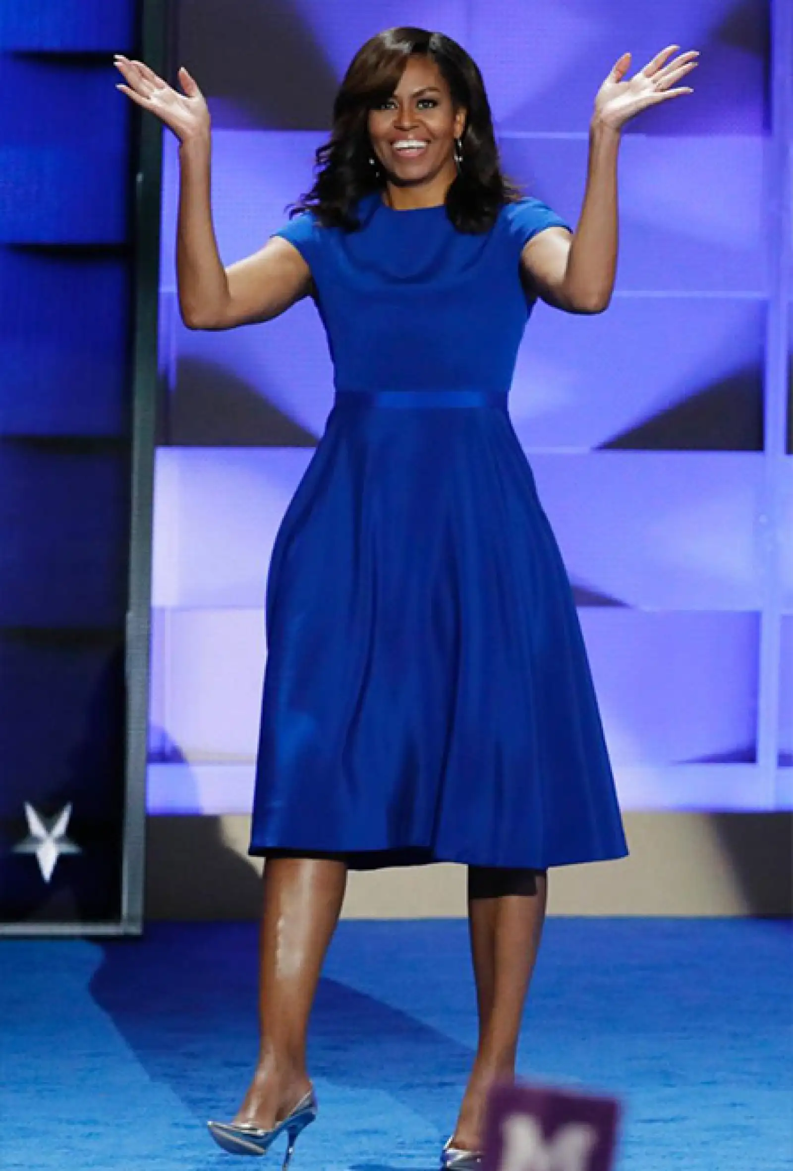 La primera dama, lució espectacular en un vestido azul rey, con pumps plateados en la Convención Nacional Democrática.