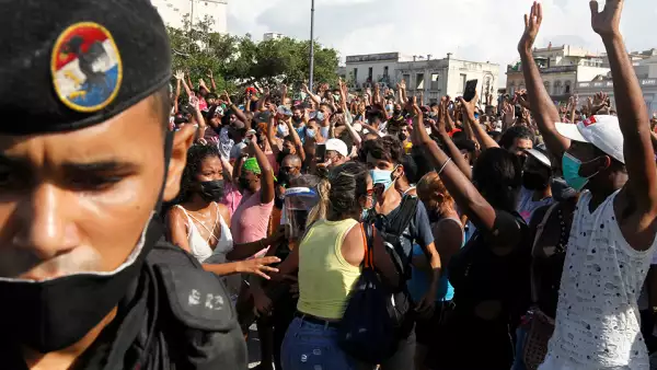 Los choques entre los manifestantes y grupos progubernamentales se produjeron en el céntrico Parque de la Fraternidad, frente al Capitolio, en La Habana donde llegaron a congregarse más de un millar de personas con una fuerte presencia de las fuerzas militares y policiales, que llevaron a cabo varios arrestos.