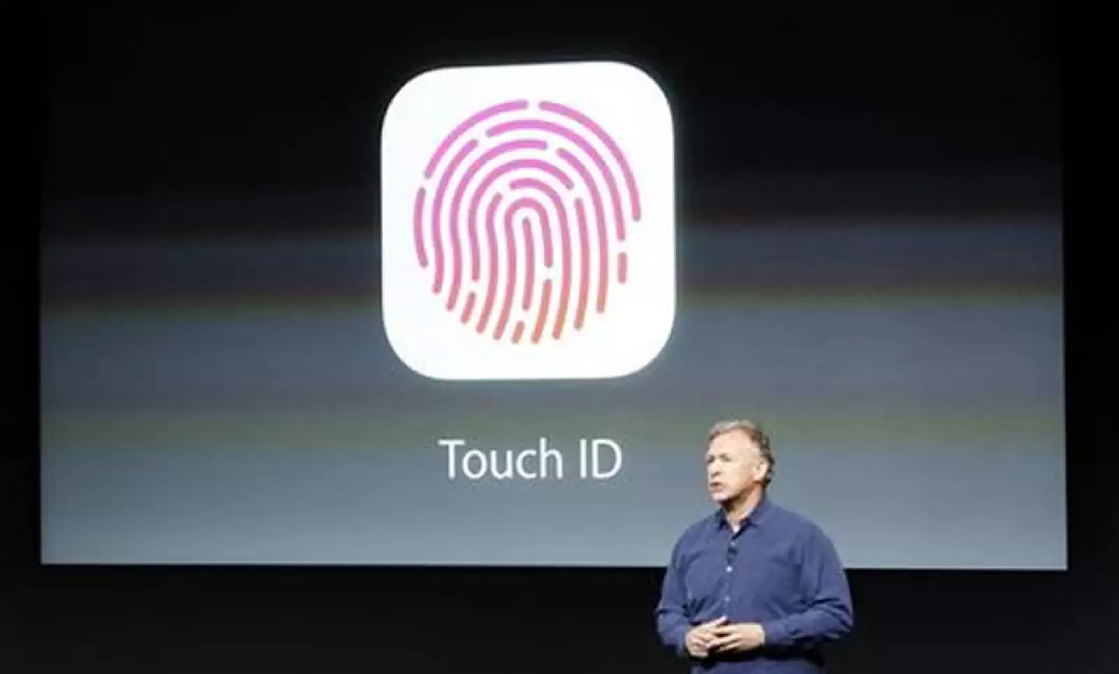 Apple también presentó su modelo de gama alta, el 5S, un dispositivo que tendrá reconocimiento de huella dactilar (Touch ID). El vicepresidente de marketing, Philip Schiller, muestra esta función.