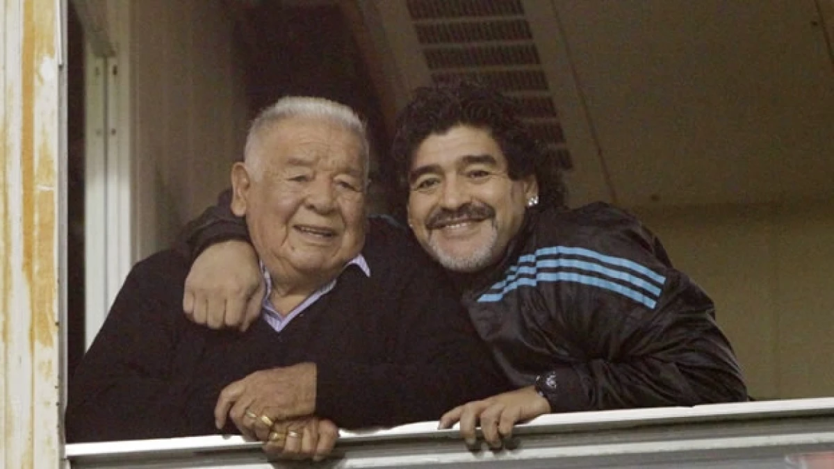 "Me voy tranquilo porque a mi viejo tuve la satisfacción de verlo?, dijo Maradona sobre su padre (izquierda)