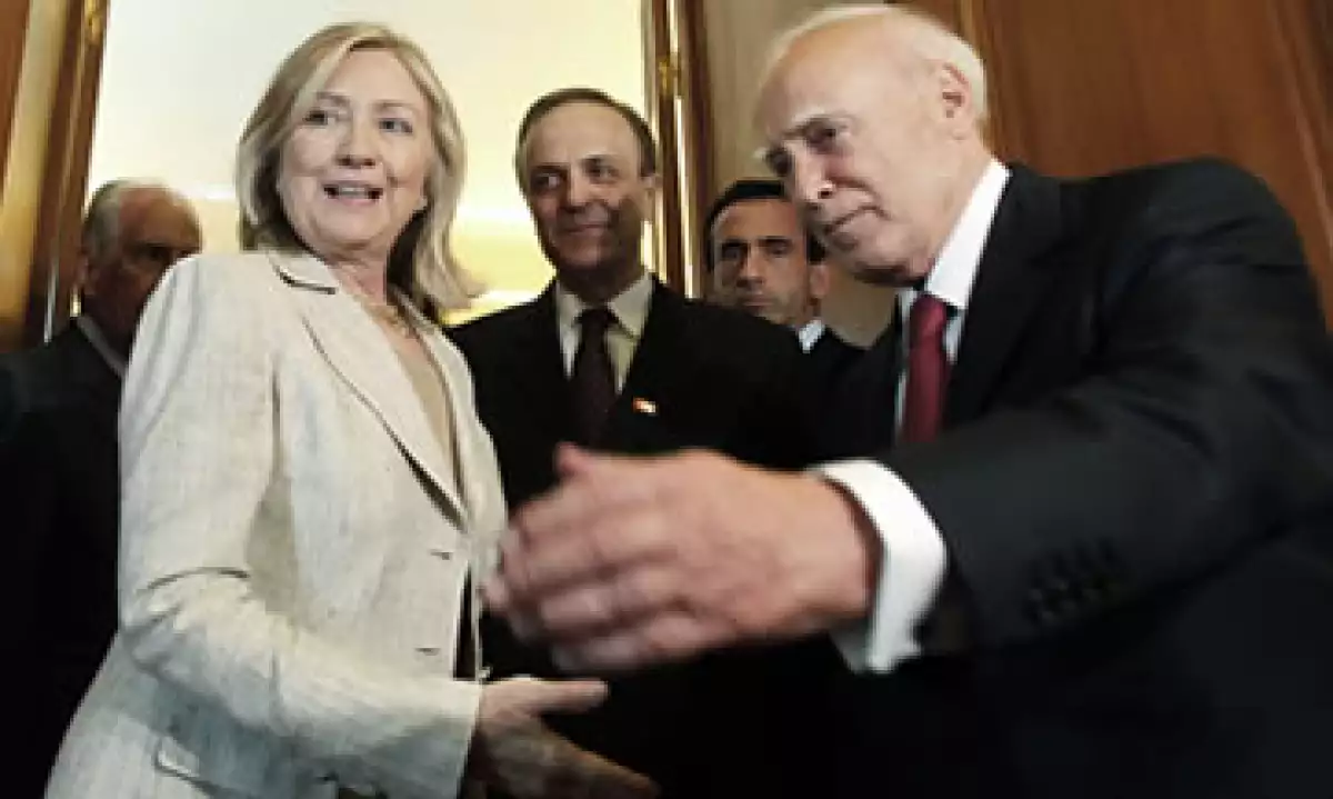 El presidente de Grecia, Karolos Papoulias, le da la bienvenida a Hillary Clinton durante su encuentro en Atenas. (Foto: Reuters)