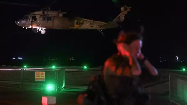 Un soldado israelí espera mientras un helicóptero militar despega después de dejar a los pacientes que resultaron heridos en un ataque con drones desde el Líbano, en medio de las hostilidades transfronterizas entre Hezbolá e Israel, en el Campus de Atención Médica de Rambam en Haifa, Israel, el 13 de octubre de 2024.