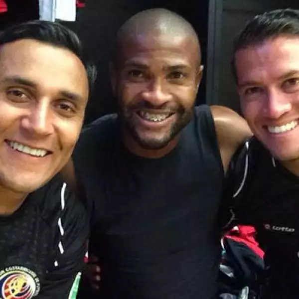Keylor Navas –izq-, una de las revelaciones del torneo, junto a dos compañeros de la selección Tica.