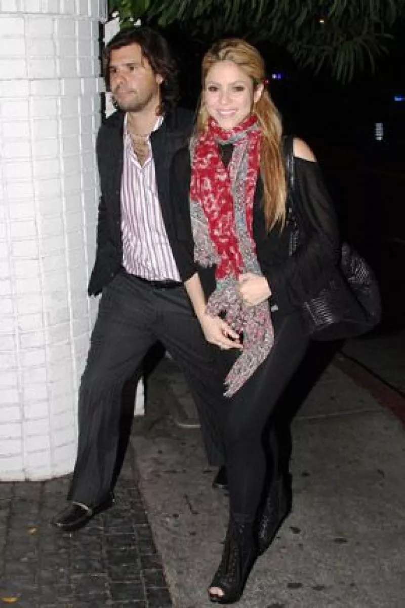El pasado viernes por la noche, la cantante colombiana y su novio fueron captados saliendo del hotel Château Marmont en West Hollywood, California; ambos se veían tranquilos y contentos.