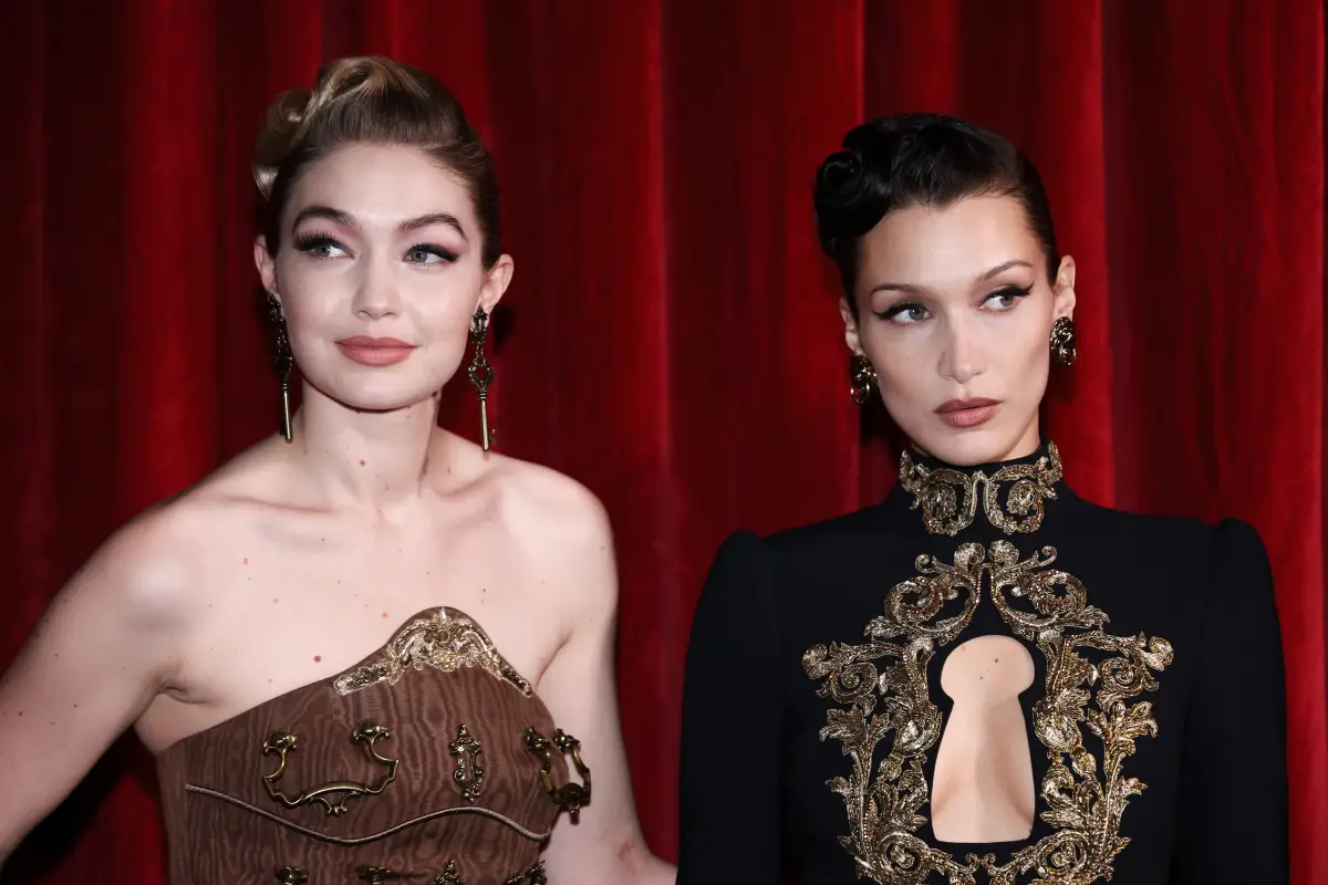 Moschino - Backstage - Milan Fashion Week Fall/Winter 2022/2023