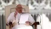 El Papa Francisco celebra la audiencia general semanal en la Plaza de San Pedro en el Vaticano el 26 de abril de 2023.