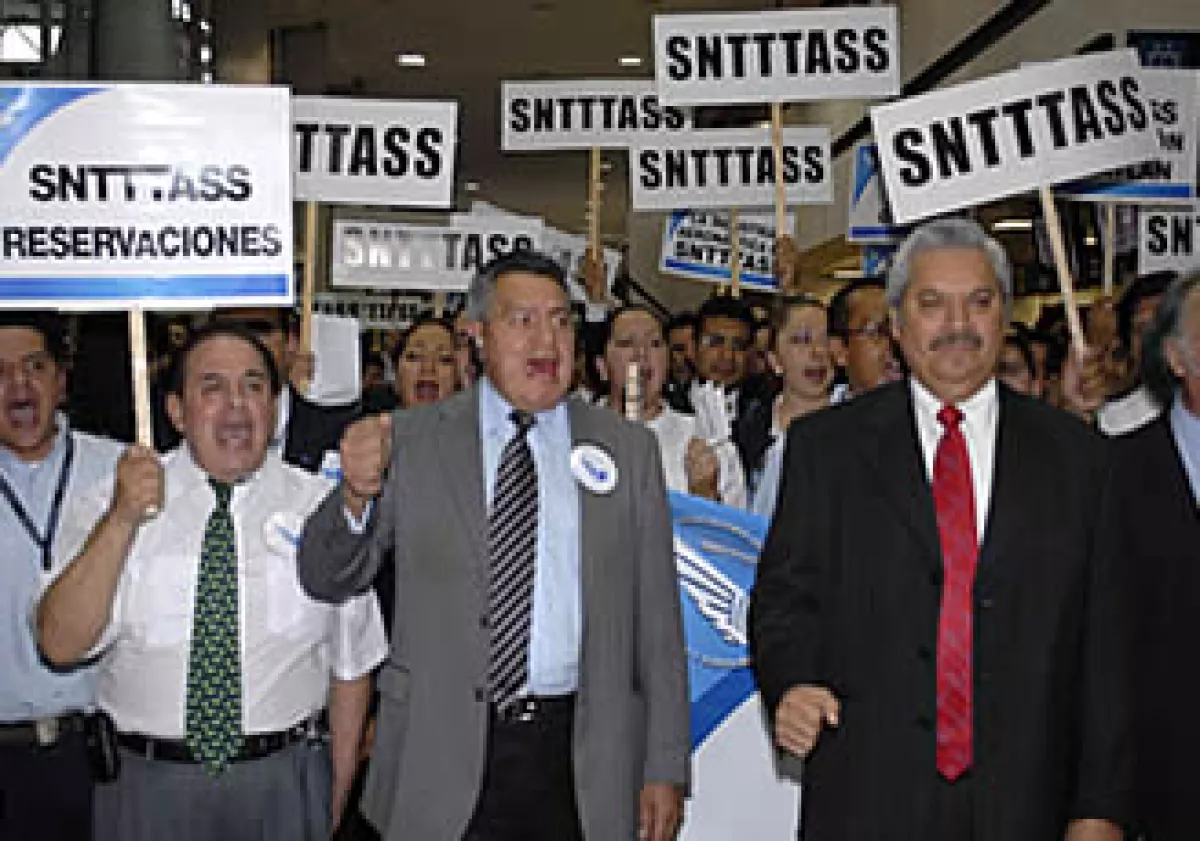 El sindicato de trabajadores aeroportuarios en tierra aseguran que gran parte del conflicto con Compañía Mexicana de Aviación se generó por malas negociaciones entre los pilotos y los sobrecargos.. (Foto: Notimex )