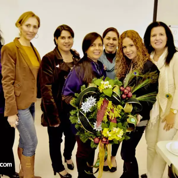 Esthela Villarreal da plática de decoración navideña