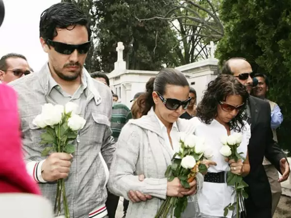 El día de ayer, en el entierro de Paulette, Lissette, Arlette y un hombre de identidad desconocida escoltaron el automóvil que llevaba el cuerpo de la niña.