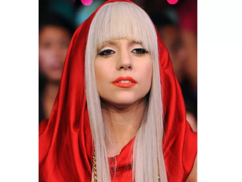 La cantante también pone su granito de arena para ayudar a los damnificados en el tsunami ocurrido en el país asiático, poniendo a la venta un brazalete cuyas ventas serán donadas a la causa.