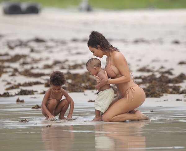 Kim fue vista divirtiéndose con sus hijos en Punta Mita.