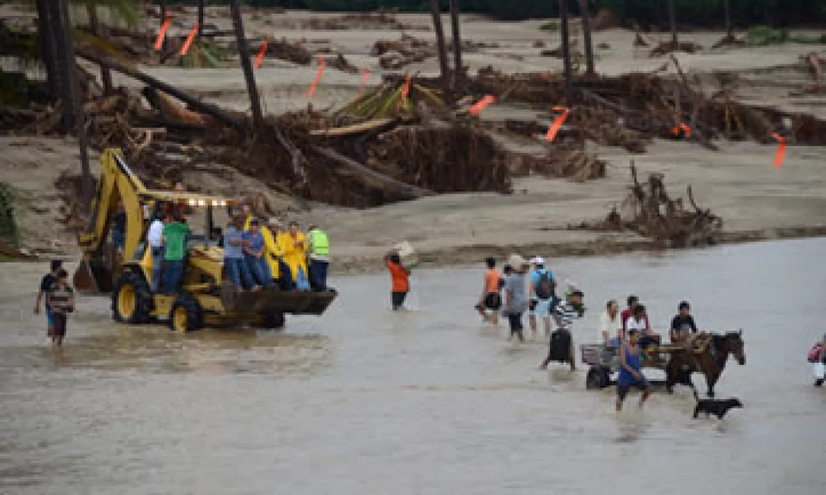 Pobladores de distintas comunidades cruzan el río de Coyuca de Benítez con alimentos y combustible ya que continúa el desabasto. (Foto: Cuartoscuro)