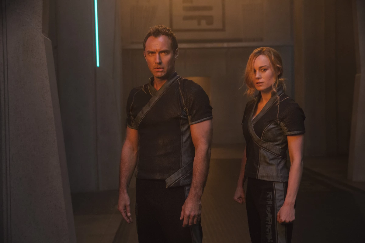 Jude Law y Brie Larson