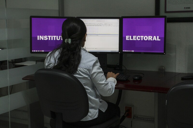 Cada cubículo cuenta con una computadora, incapaz de leer memorias USB