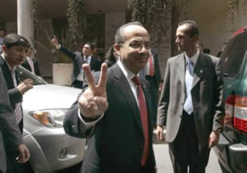 Calderón se reunió con Uribe Vélez y después se trasladó a Bogotá, donde recibió las llaves de la ciudad. (Foto: Reuters)