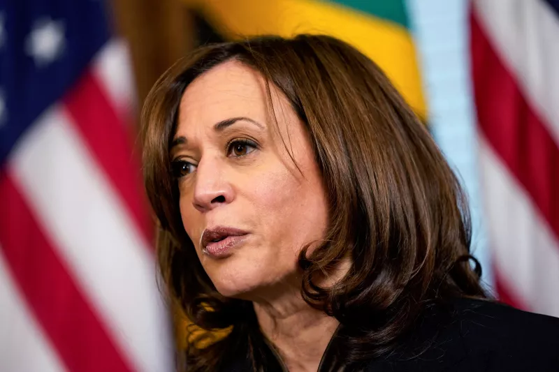 La vicepresidenta de Estados Unidos, Kamala Harris, habla con la presidenta de Tanzania, Samia Suluhu Hassan, (que no está en la foto), dentro de la Edificio de oficinas ejecutivas en la Casa Blanca, en la Casa Blanca, Washington. 