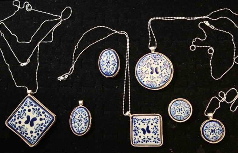 Dijes llamativos con algunos colores de temporada para una mamá ejecutiva.
