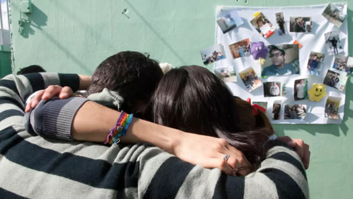 Adolescentes lloran la muerte de sus amigos acribillados