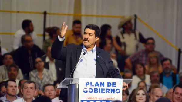 Ante sus simpatizantes, Javier Corral presentó su Plan de Gobierno. La politóloga Denisse Dresser y el dirigente nacional del PAN, Ricardo Anaya, lo acompañaron durante el evento.