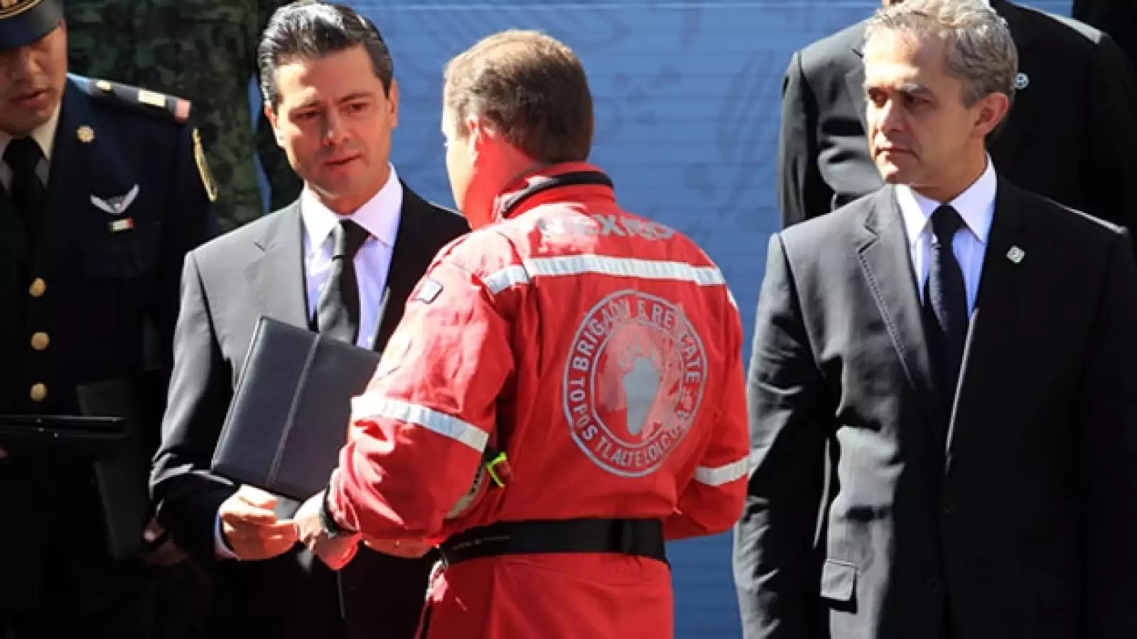 Homenaje rescatistas Pemex 