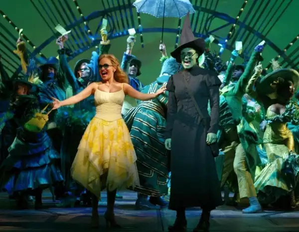 Glinda y Elphaba llegan a Ciudad Esmeralda por primera vez.