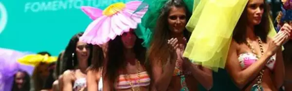 Javier Poza y Candela Ferro fueron los encargados de conducir el evento, que dio inicio con la pasarela de trajes de baño.
